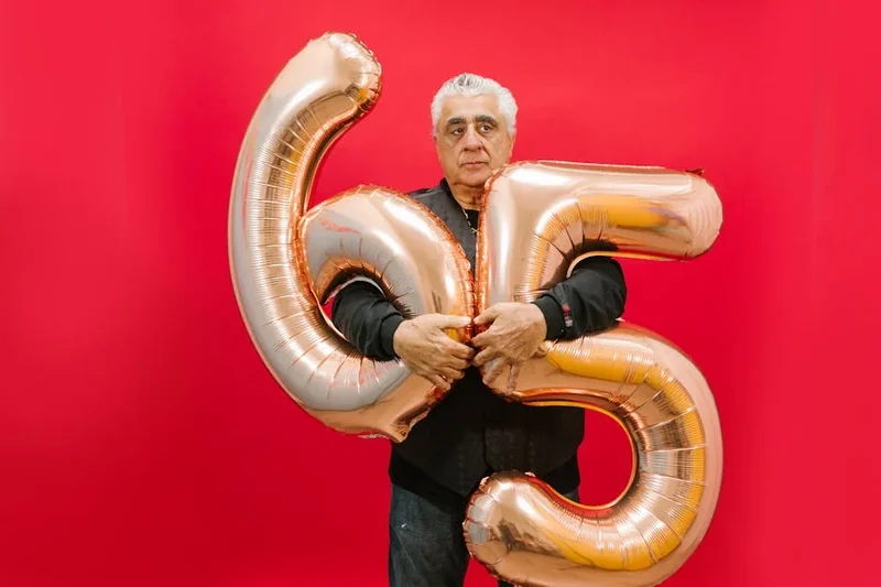 65세 넘으면 매달 현금폭탄?! 2025 노인 지원금, 안 받으면 진짜 손해!